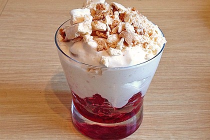 Beeren - Baiser - Amarettinidessert 2