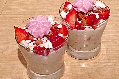 Beeren - Baiser - Amarettinidessert 16
