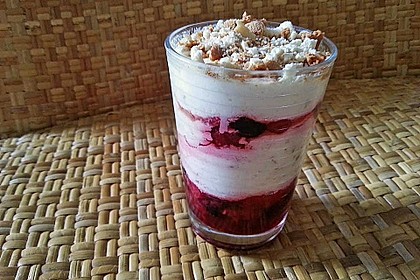 Beeren - Baiser - Amarettinidessert 12