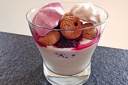 Beeren - Baiser - Amarettinidessert 10