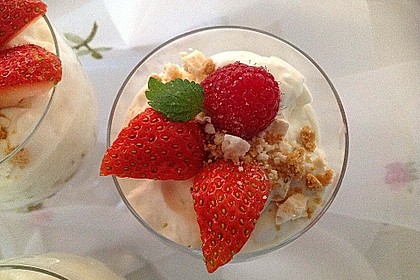 Beeren - Baiser - Amarettinidessert 15