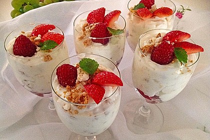 Beeren - Baiser - Amarettinidessert 4