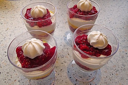 Beeren - Baiser - Amarettinidessert 9