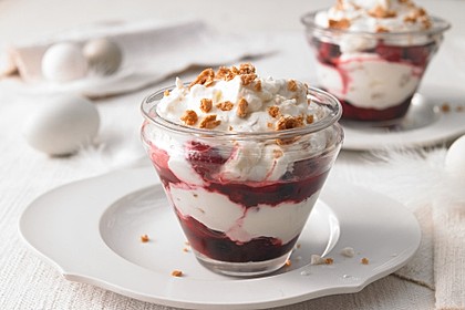 Beeren - Baiser - Amarettinidessert