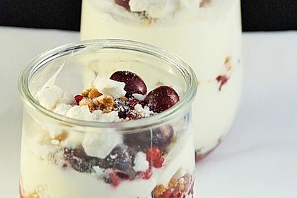Beeren - Baiser - Amarettinidessert 1