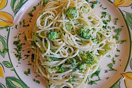 Brokkolispaghetti mit Petersilie-Gorgonzolapesto