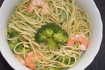 Brokkolispaghetti mit Petersilie-Gorgonzolapesto 2