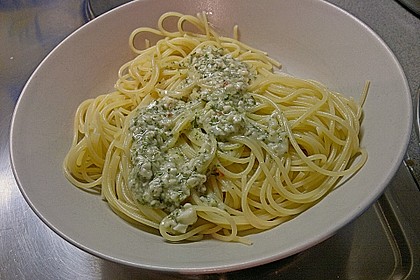Brokkolispaghetti mit Petersilie-Gorgonzolapesto 3