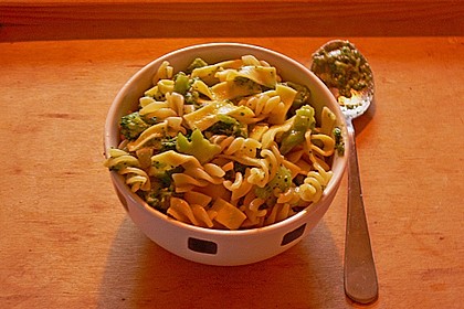 Brokkolispaghetti mit Petersilie-Gorgonzolapesto 4