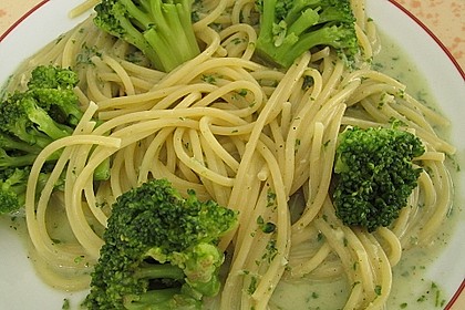 Brokkolispaghetti mit Petersilie-Gorgonzolapesto 5
