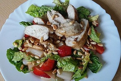 Spargel - Erdbeer - Salat mit Hähnchenbrustfilet