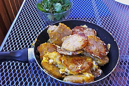 Ger&ouml;stete Kn&ouml;del  mit Ei