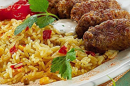 Cevapcici mit bunter Reispfanne