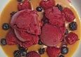 Brombeersorbet in Mangos&uuml;ppchen mit gemischten Beeren