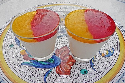 Panna cotta mit zweierlei Fruchtp&uuml;ree