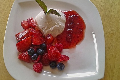 Panna cotta mit zweierlei Fruchtp&uuml;ree 3