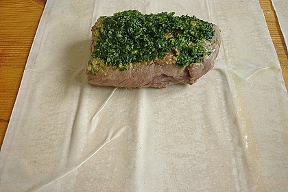 Rosa Pestolamm im Strudelteig mit Portweinjus, Rosmarinkartoffeln und Brokkoli 1