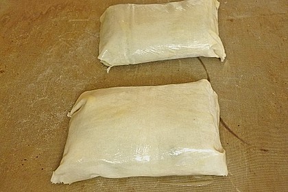Rosa Pestolamm im Strudelteig mit Portweinjus, Rosmarinkartoffeln und Brokkoli 2