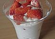 Joghurtcreme mit Baiser und Erdbeeren