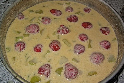 Altm&uuml;hltaler Rhabarberkuchen mit Erdbeeren und Baiserhaube 1