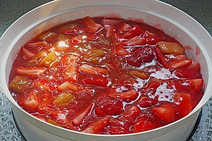 Altm&uuml;hltaler Rhabarberkuchen mit Erdbeeren und Baiserhaube 3