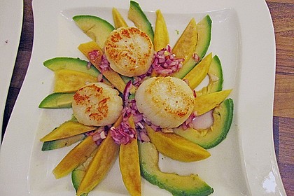 Jakobsmuscheln auf Avocado - Mango - Salat mit Zwiebelvinaigrette
