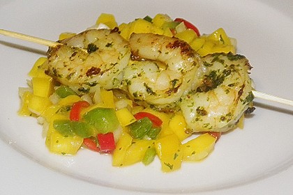 Garnelenspie&szlig;e auf Mango - Paprika Salat