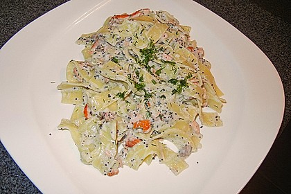 Nudeln mit sahniger Lachs - Krabbenso&szlig;e und Kaviar