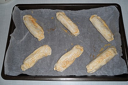 W&uuml;rstchen mit K&auml;se im Schlafrock