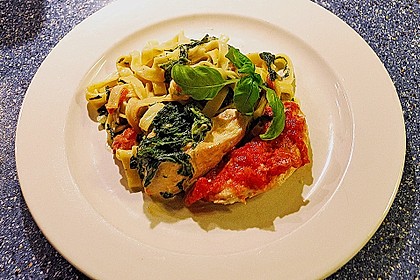 H&auml;hnchen - Gorgonzola - Gratin auf Pasta und Spinat