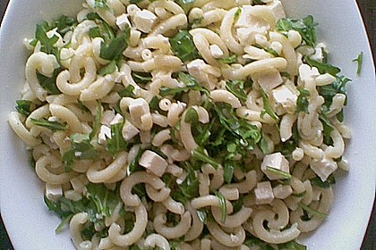 Nudelsalat mit Fetak&auml;se und Rucola
