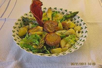 Spargelsalat mit Austernpilzen und Schinkensegeln