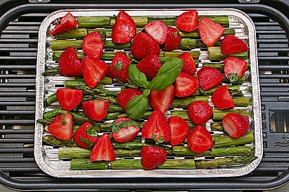 Gr&uuml;ner Spargel mit Erdbeeren gegrillt