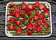 Gr&uuml;ner Spargel mit Erdbeeren gegrillt