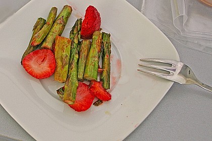 Gr&uuml;ner Spargel mit Erdbeeren gegrillt 1