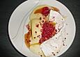 Camembert mit Honig und rosa Pfeffer