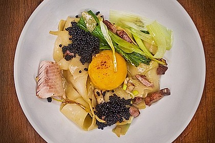 Buchweizen - Nudelteigbl&auml;tter mit Jungzwiebel - Speck - So&szlig;e und weichem Eidotter