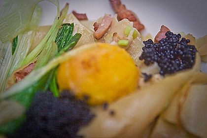 Buchweizen - Nudelteigbl&auml;tter mit Jungzwiebel - Speck - So&szlig;e und weichem Eidotter 1