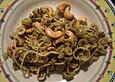 Gebratene Nudeln mit Cashewn&uuml;ssen und Oliven an gr&uuml;nem Pesto