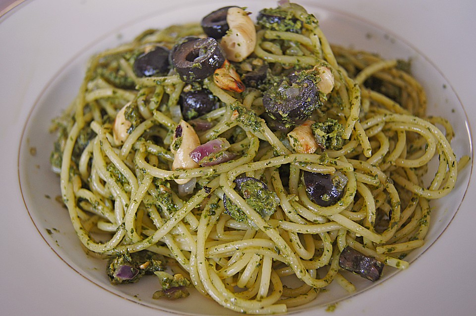 Gebratene Nudeln mit Cashewnüssen und Oliven an grünem Pesto (Rezept ...