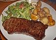 Rumpsteak mit gespeckmantelten Bohnen und Rosmarinkart&ouml;ffelchen, dazu Champignons
