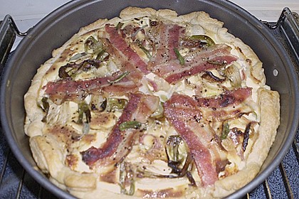 Zwiebelquiche mit Schafsk&auml;se, Salbei und Speck