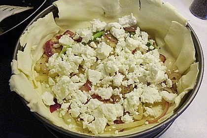 Zwiebelquiche mit Schafsk&auml;se, Salbei und Speck 1