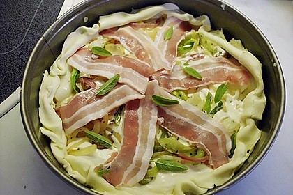 Zwiebelquiche mit Schafsk&auml;se, Salbei und Speck 2