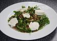 Rucola mit Ziegenfrischk&auml;se und ger&ouml;steten Pinien-, Sonnenblumen- und K&uuml;rbiskernen