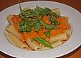 Tortiglioni mit Feta-Tomatenso&szlig;e, gehackten Tomaten und Rucola