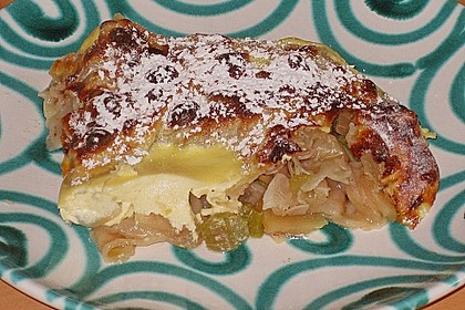 Apfel-Rhabarber Strudel mit Rahmguss