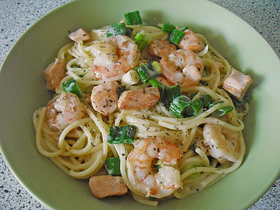 Spaghetti mit Lachs und Scampis in Weißwein-Sahnesoße (Rezept mit Bild ...