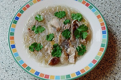 Chinesische Glasnudelsuppe mit H&auml;hnchen