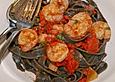 Clints schwarze Tagliatelle mit Garnelen